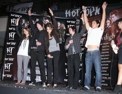 Cast_ParamoreIn-StorePerformanceforTwilightatHotTopic017.jpg