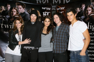 Cast_ParamoreIn-StorePerformanceforTwilightatHotTopic026.jpg