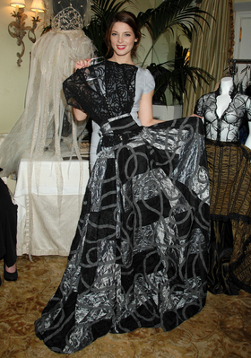 Ashley_8thAnnualAwardsSeasonDiamondFashionShow052.jpg