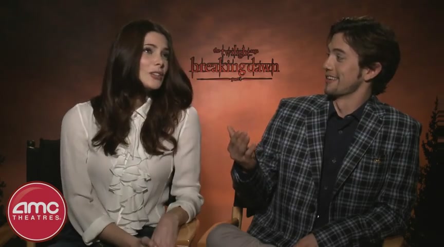 Ashley-Greene-dot-nl_BreakingDawnInterview-AMCTheatres0032.jpg