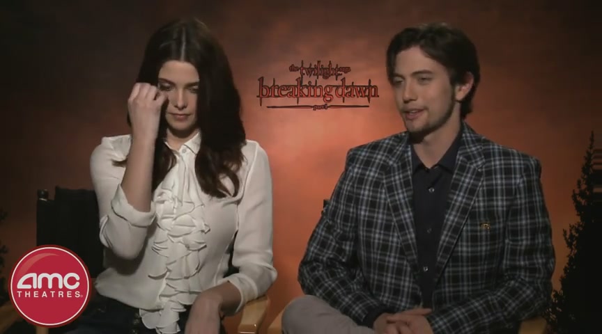 Ashley-Greene-dot-nl_BreakingDawnInterview-AMCTheatres0047.jpg
