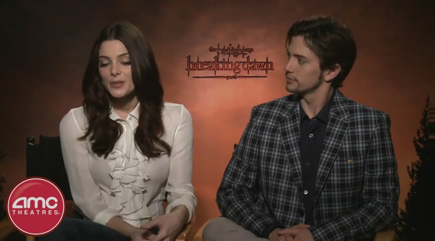 Ashley-Greene-dot-nl_BreakingDawnInterview-AMCTheatres0074.jpg