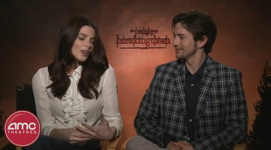 Ashley-Greene-dot-nl_BreakingDawnInterview-AMCTheatres0115.jpg
