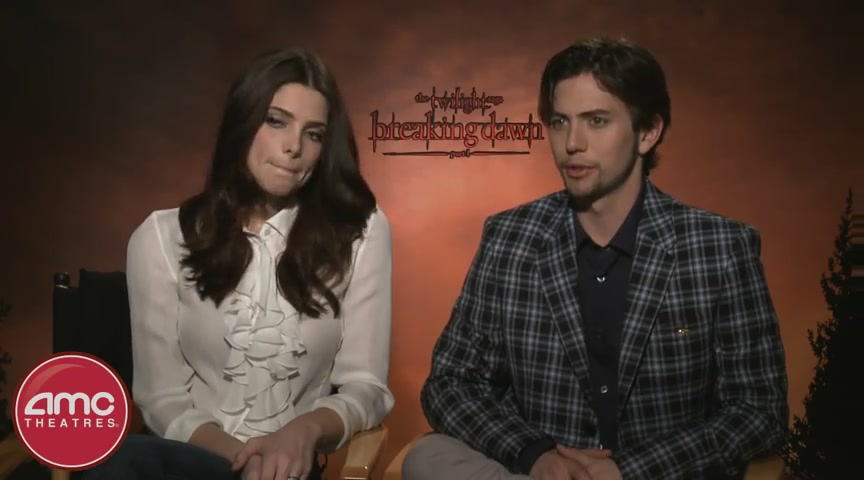 Ashley-Greene-dot-nl_BreakingDawnInterview-AMCTheatres0139.jpg
