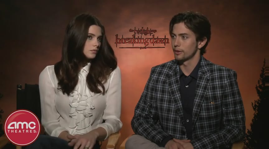 Ashley-Greene-dot-nl_BreakingDawnInterview-AMCTheatres0149.jpg