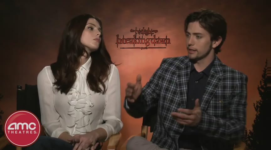Ashley-Greene-dot-nl_BreakingDawnInterview-AMCTheatres0151.jpg