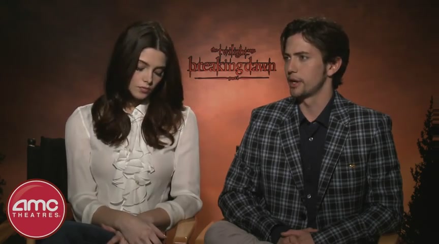 Ashley-Greene-dot-nl_BreakingDawnInterview-AMCTheatres0167.jpg