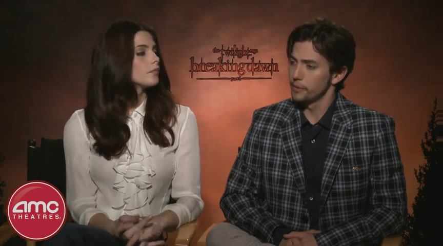 Ashley-Greene-dot-nl_BreakingDawnInterview-AMCTheatres0173.jpg