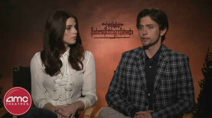 Ashley-Greene-dot-nl_BreakingDawnInterview-AMCTheatres0176.jpg