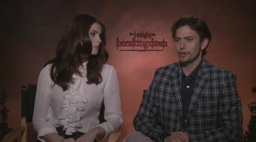Ashley-Greene-dot-nl_BreakingDawnInterview-CleverTV0016.jpg