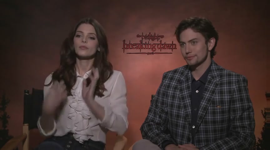 Ashley-Greene-dot-nl_BreakingDawnInterview-CleverTV0031.jpg