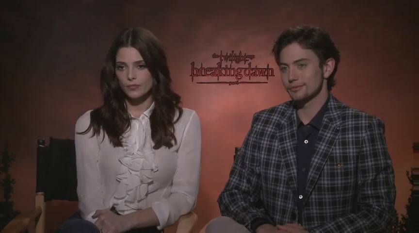 Ashley-Greene-dot-nl_BreakingDawnInterview-CleverTV0032.jpg