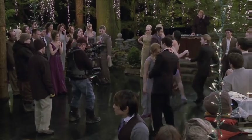 Ashley-Greene-dot-nl_BreakingDawnInterview-CleverTV0067.jpg