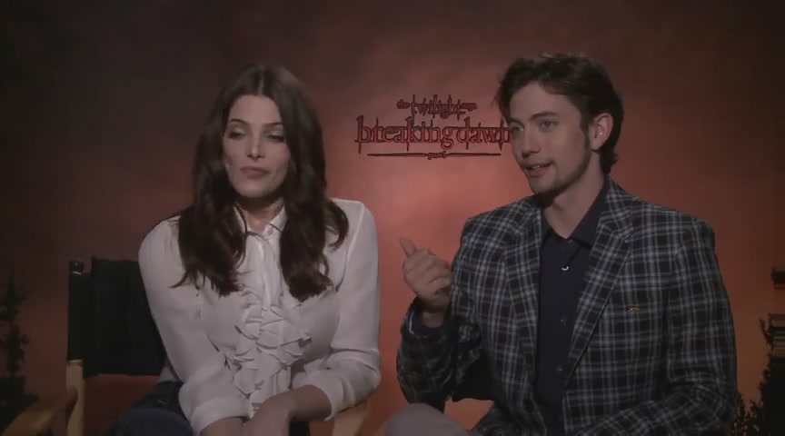 Ashley-Greene-dot-nl_BreakingDawnInterview-CleverTV0071.jpg