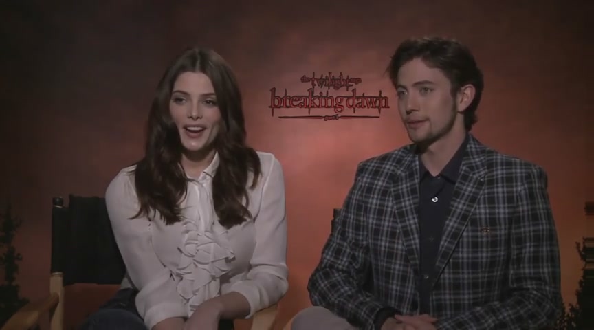 Ashley-Greene-dot-nl_BreakingDawnInterview-CleverTV0073.jpg