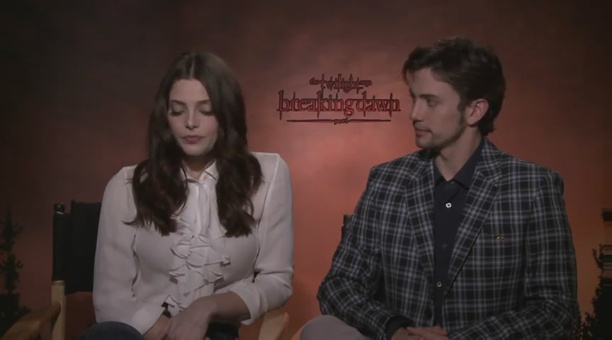 Ashley-Greene-dot-nl_BreakingDawnInterview-CleverTV0089.jpg