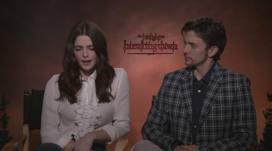 Ashley-Greene-dot-nl_BreakingDawnInterview-CleverTV0090.jpg