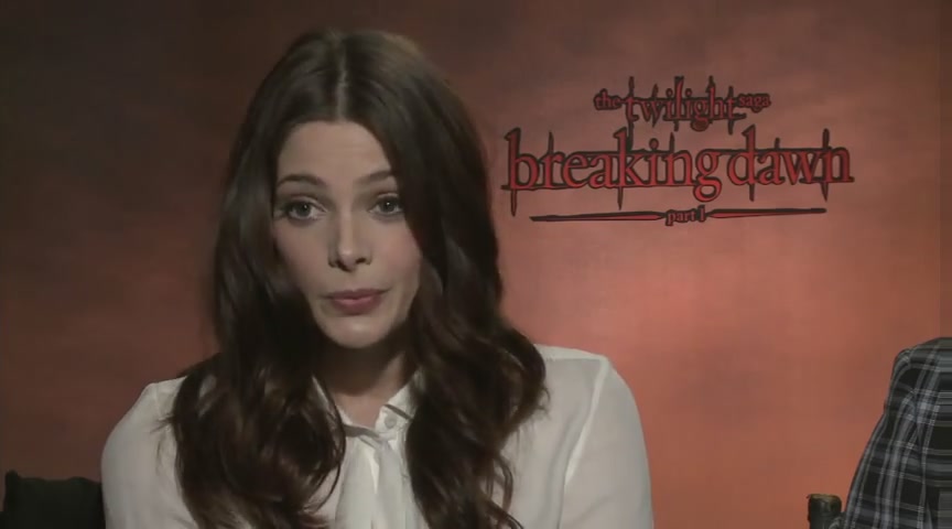 Ashley-Greene-dot-nl_BreakingDawnInterview-CleverTV0110.jpg