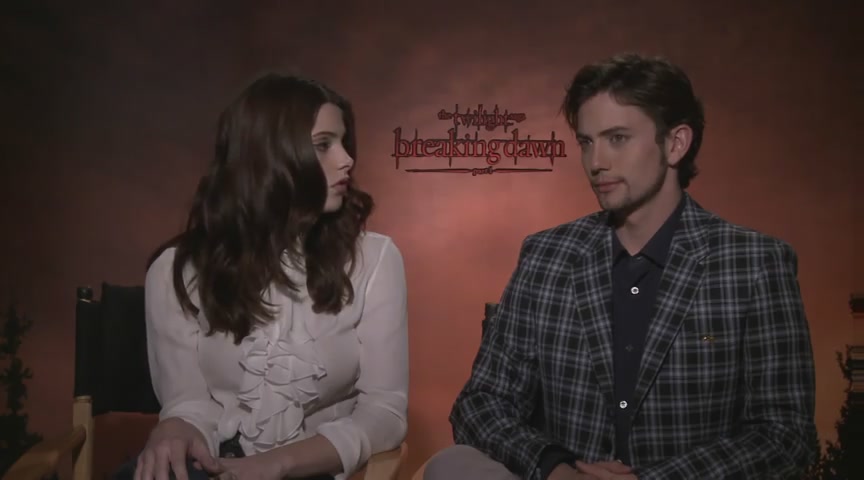 Ashley-Greene-dot-nl_BreakingDawnInterview-CleverTV0115.jpg