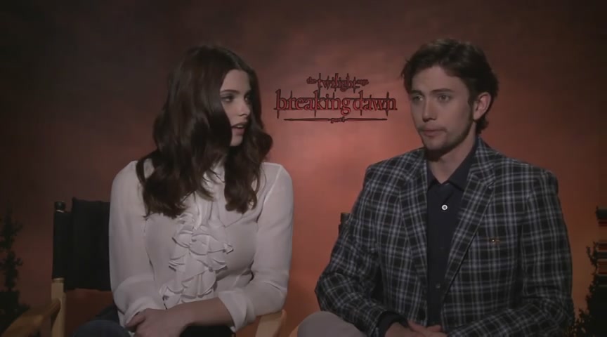 Ashley-Greene-dot-nl_BreakingDawnInterview-CleverTV0139.jpg