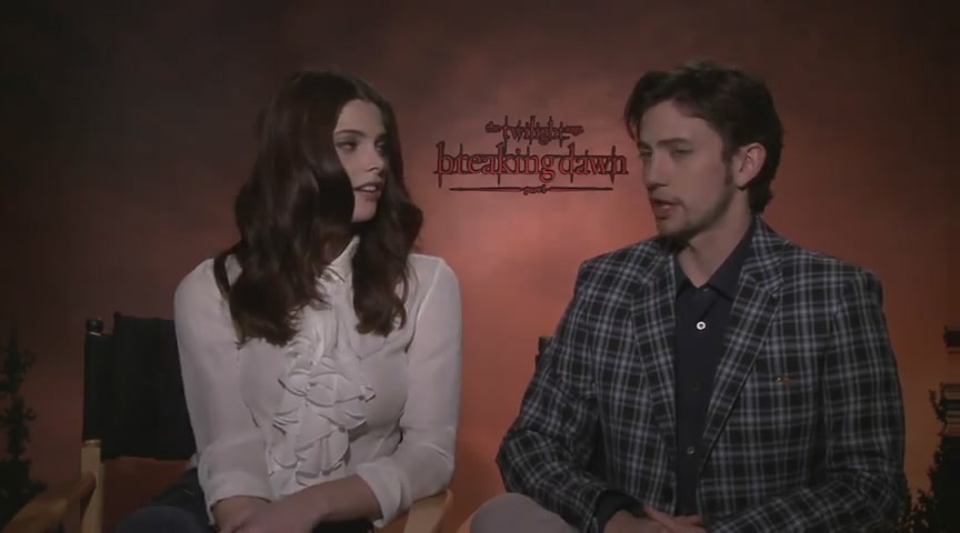 Ashley-Greene-dot-nl_BreakingDawnInterview-CleverTV0141.jpg