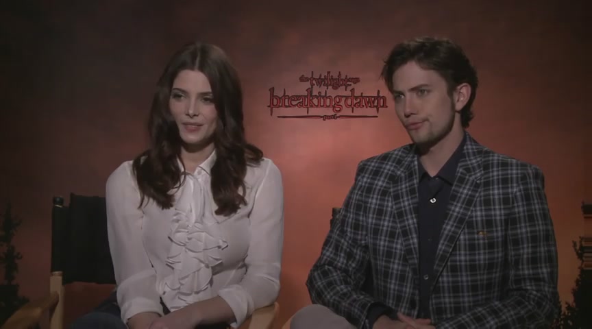 Ashley-Greene-dot-nl_BreakingDawnInterview-CleverTV0147.jpg