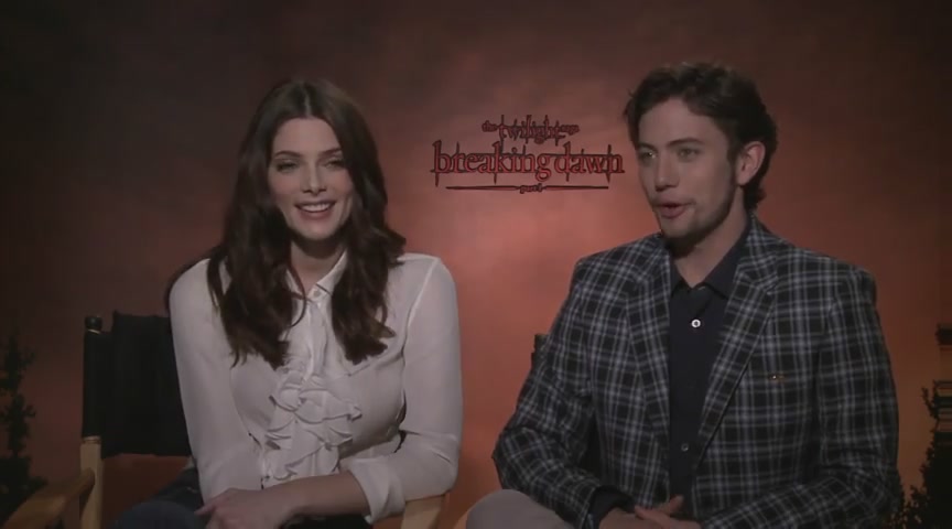 Ashley-Greene-dot-nl_BreakingDawnInterview-CleverTV0167.jpg