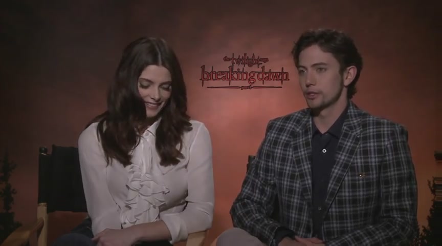 Ashley-Greene-dot-nl_BreakingDawnInterview-CleverTV0169.jpg