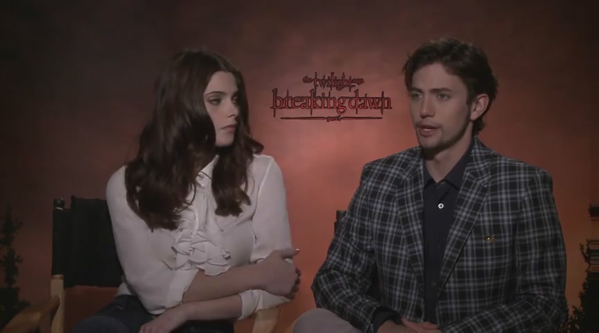 Ashley-Greene-dot-nl_BreakingDawnInterview-CleverTV0183.jpg