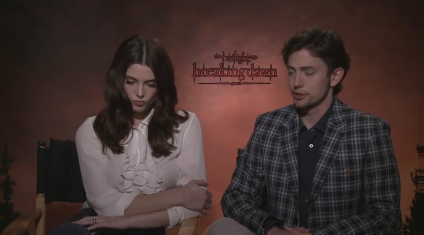 Ashley-Greene-dot-nl_BreakingDawnInterview-CleverTV0187.jpg