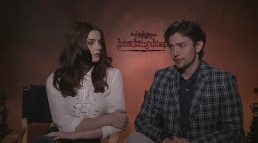 Ashley-Greene-dot-nl_BreakingDawnInterview-CleverTV0189.jpg