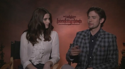 Ashley-Greene-dot-nl_BreakingDawnInterview-CleverTV0011.jpg