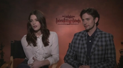 Ashley-Greene-dot-nl_BreakingDawnInterview-CleverTV0078.jpg