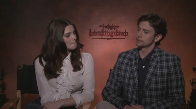 Ashley-Greene-dot-nl_BreakingDawnInterview-CleverTV0165.jpg