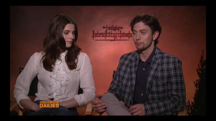 Ashley-Greene-dot-nl_BreakingDawnInterview-HollywoodDallies00043.jpg