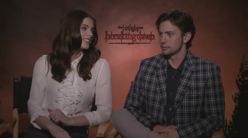 Ashley-Greene-dot-nl_BreakingDawnInterview-Hollywoodcom0040.jpg