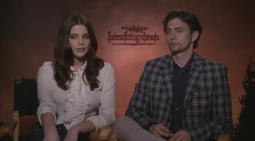 Ashley-Greene-dot-nl_BreakingDawnInterview-Hollywoodcom0108.jpg