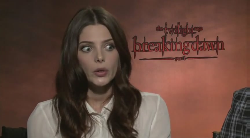 Ashley-Greene-dot-nl_BreakingDawnInterview-Hollywoodcom0115.jpg