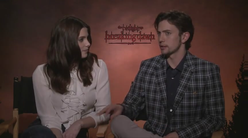 Ashley-Greene-dot-nl_BreakingDawnInterview-Hollywoodcom0128.jpg