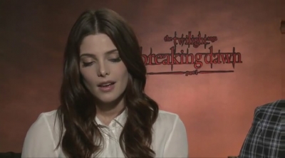 Ashley-Greene-dot-nl_BreakingDawnInterview-Hollywoodcom0022.jpg