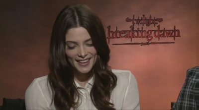 Ashley-Greene-dot-nl_BreakingDawnInterview-Hollywoodcom0111.jpg