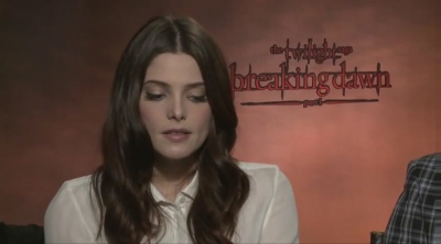 Ashley-Greene-dot-nl_BreakingDawnInterview-Hollywoodcom0120.jpg