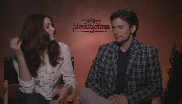Ashley-Greene-dot-nl_BreakingDawnInterview-Moviefone1-0003.jpg