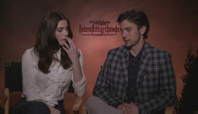 Ashley-Greene-dot-nl_BreakingDawnInterview-Moviefone1-0012.jpg