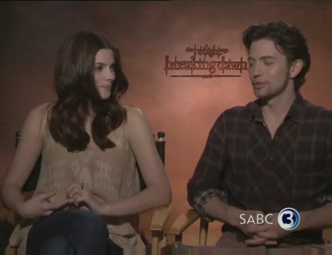 Ashley-Greene-dot-nl_BreakingDawnInterview-SABC2-0000.jpg