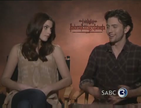 Ashley-Greene-dot-nl_BreakingDawnInterview-SABC2-0005.jpg