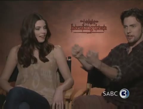 Ashley-Greene-dot-nl_BreakingDawnInterview-SABC2-0038.jpg