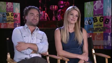 ashley-greene-dot-nl_CGBG-interviews-ClevverNews0324.jpg