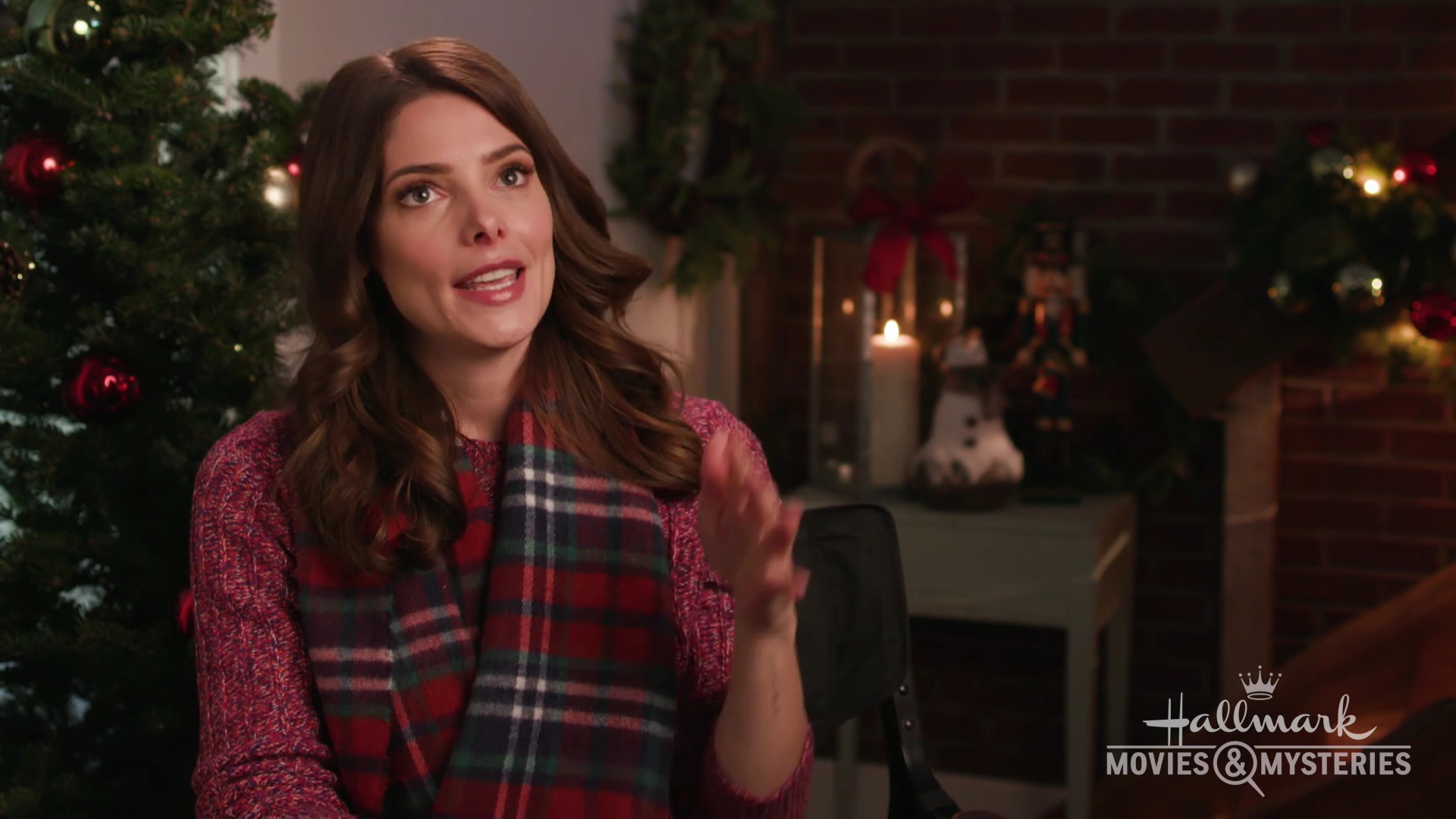 Ashley-Greene-dot-nl_Hallmark-ChristmasOnMyMind-SleighBellStories0060.jpg