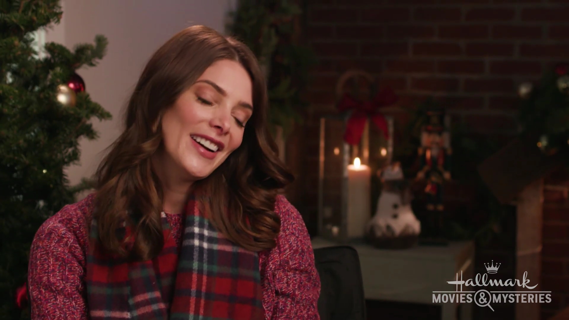 Ashley-Greene-dot-nl_Hallmark-ChristmasOnMyMind-SleighBellStories0102.jpg
